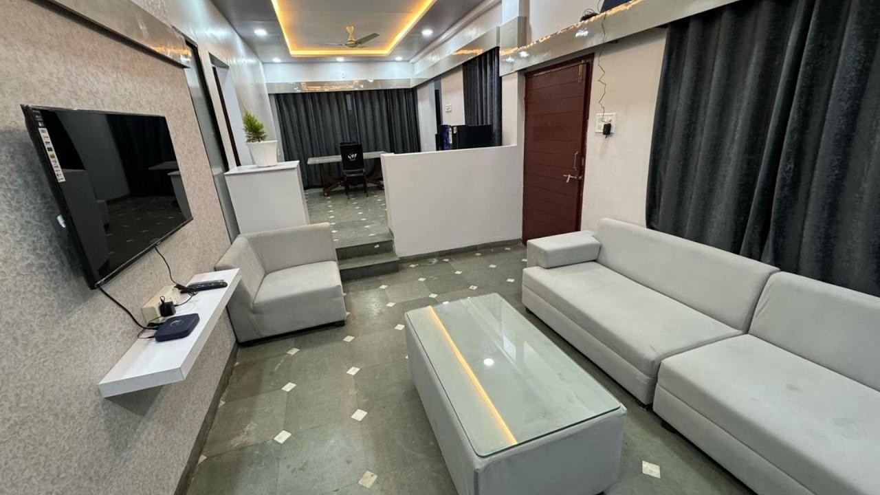 Leela Homestay Indore - Tulip - 2 BHK Luxury apartment | Indore, India | Hotel Review ⭐