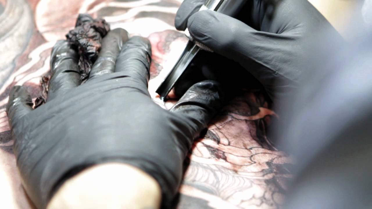 Shige Tatuando no Glaucio Tattoo