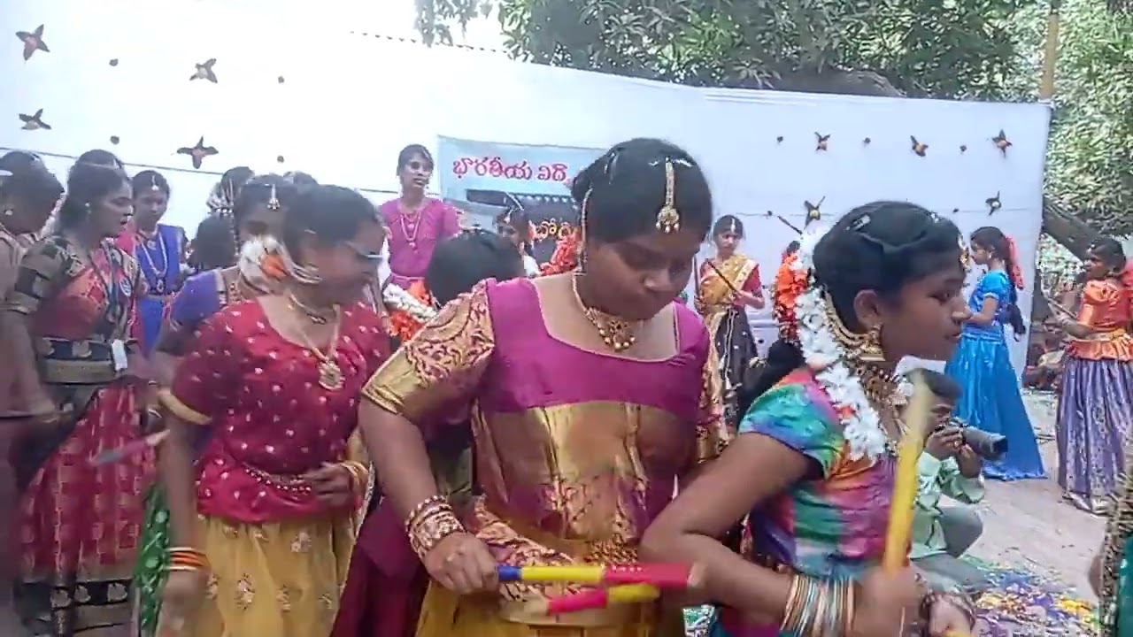 మా విద్యార్థుల కోలాటం 