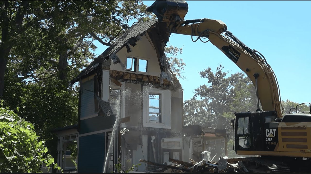 140 Year Old Victorian Reduced to Rubble! 40 Ton Excavator makes quick work...