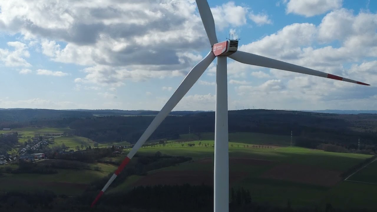 Windrad mit Panoramablick bei Wallrabenstein