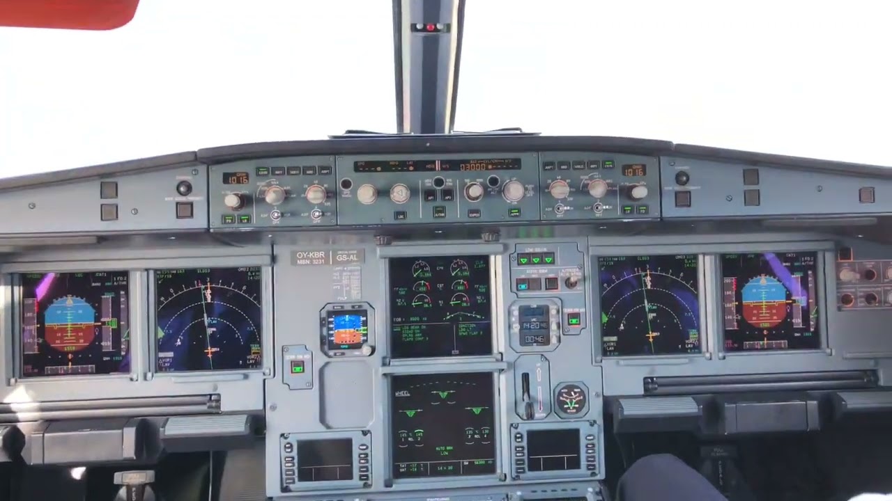 Cockpit View - Landing at Göteborg Landvetter AirPort GOT. Airbus 319.