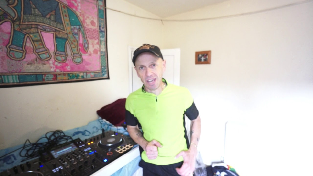 HOW TO PLAY OTHER PEOPLES MUSIC ON YOUTUBE IN A DJ MIX AND NOT GET BLOCKED