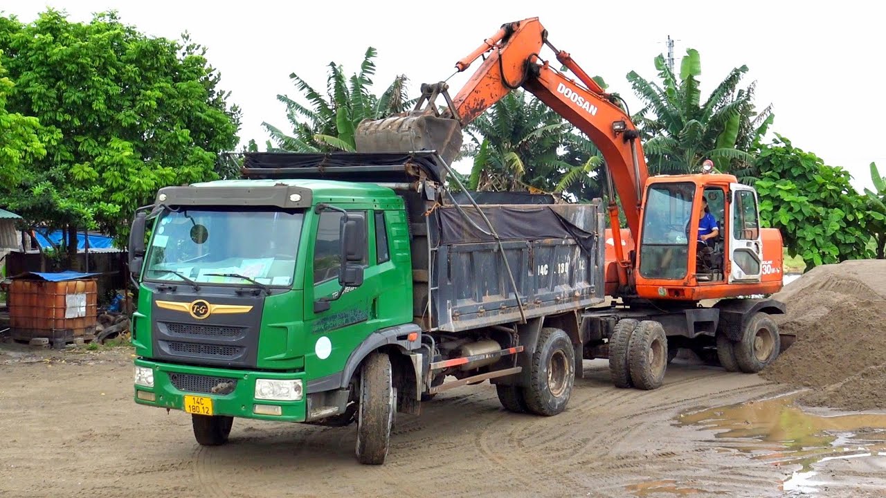 Xe &Ocirc; T&ocirc; Tải Ben Chở V&agrave; Đổ Đất, M&aacute;y X&uacute;c Cũ DOOSAN SOLAR 140WV M&uacute;c Đất | Excavator Truck | TienTube TV