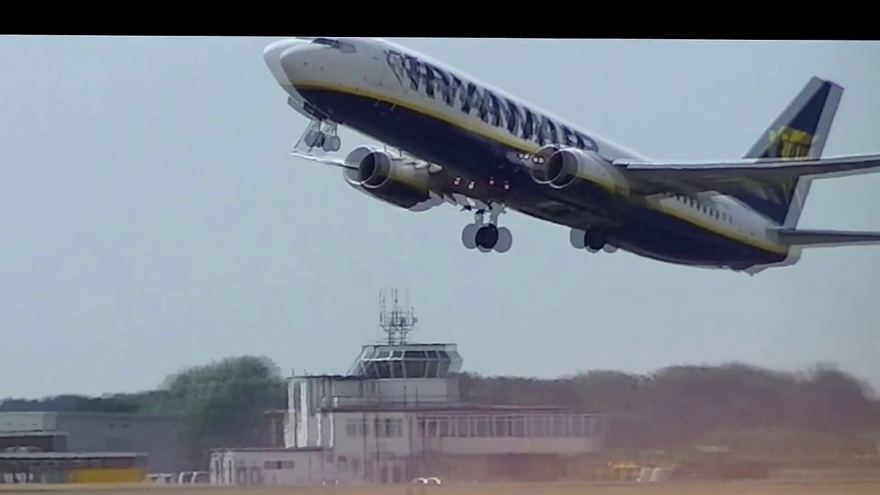 Boeing 737-800 Ryanair Take Off - Bournemouth Airport