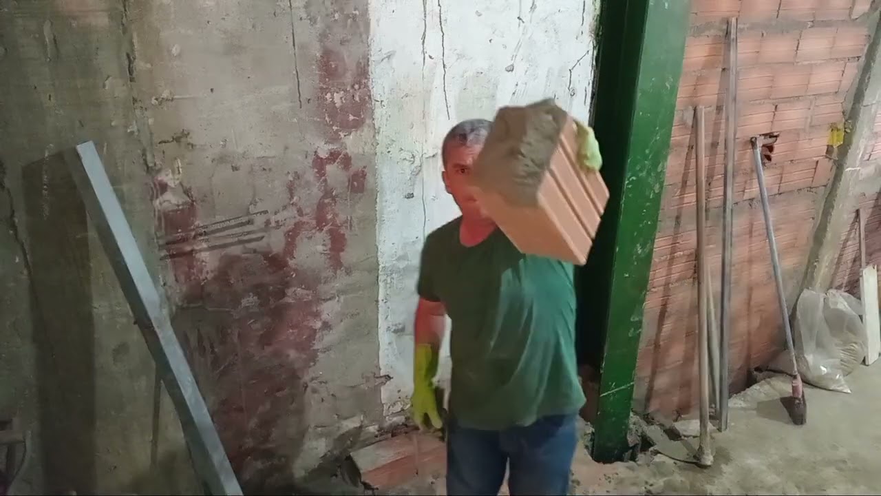 Assentamento de blocos cerâmica parede nivelada. 