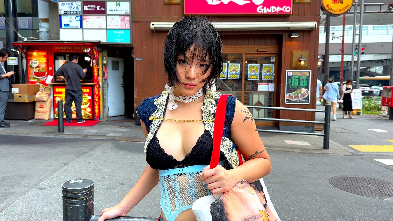 What’s in My Bag in Tokyo? (Street Fashion 2025 Shibuya Style Ep.01)
