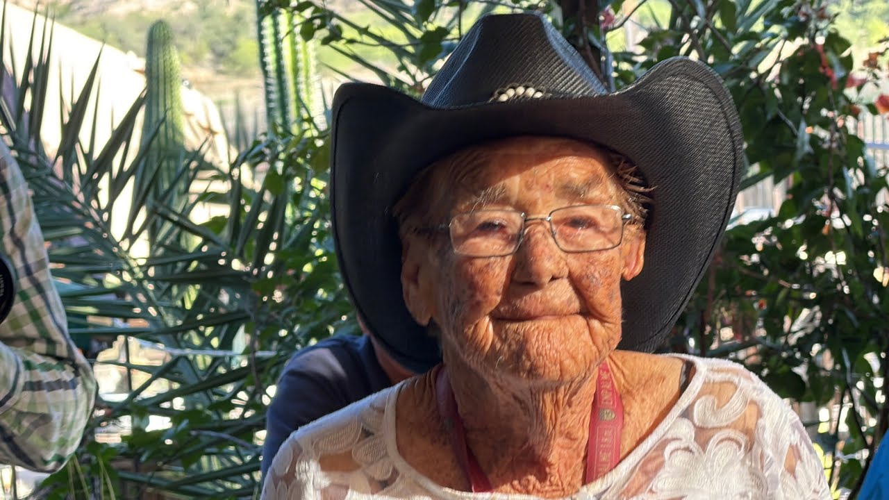 Doña Beba bailando con sombrero muy vaquera con un grupo de mujeres