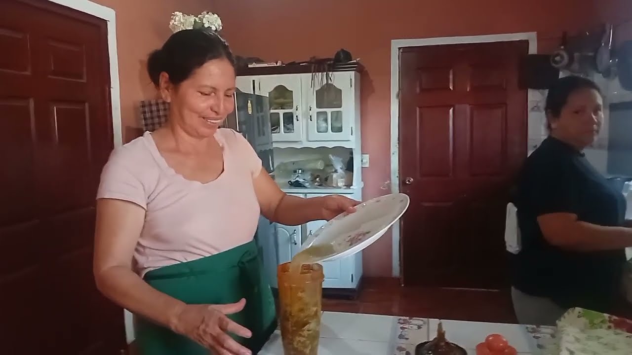 Mi esposa haciendo unos ricos tamales 