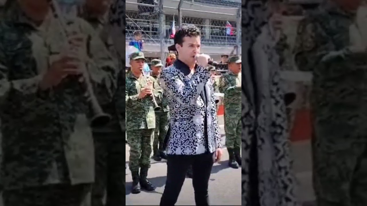 Entonando el Himno Nacional mexicano en el Autódromo Hermanos Rodríguez !!