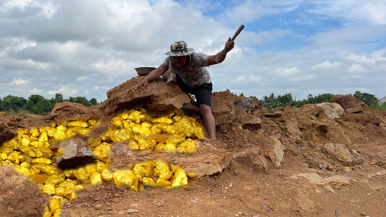 wow amazing finding! a gold hunter found a lot of gold treasure  at mountain