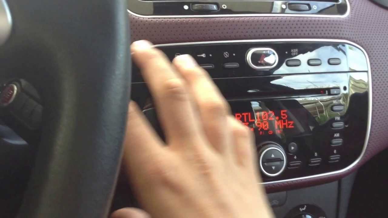 Sistema infotainment della Fiat Punto Evo - Infotainment system of 2012 Fiat Punto Evo