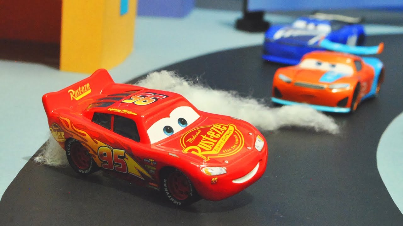 Disney Cars 3 : Lightning McQueen's Crash - StopMotion