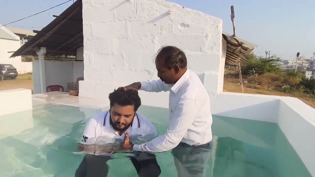 **బాప్తిస్మము కార్యక్రమంలో సంఘ కాపరి మరియు సంఘ సభ్యులు*