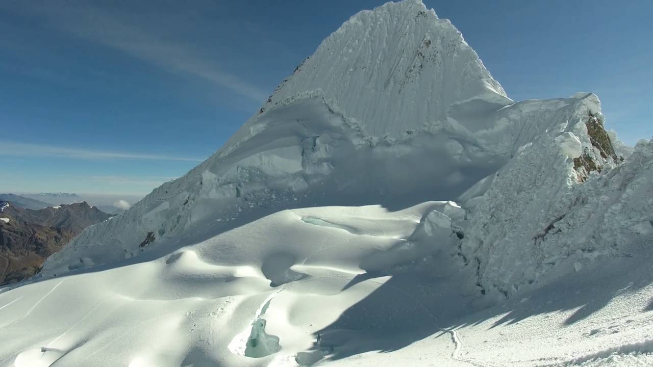 Espectacular vista del nevado Alpamayo desde un Dron