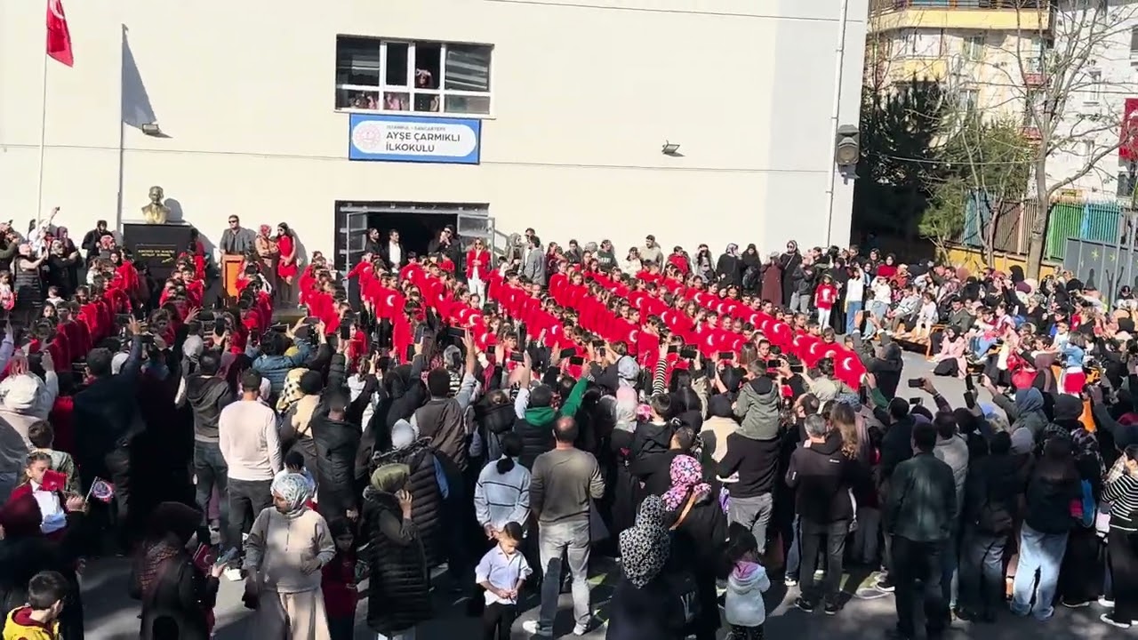 Ayşe Çarmıklı İlköğretim Okulu . 4. Sınıflar ortak 29 Ekim Cumhuriyet Bayramı gösterisi