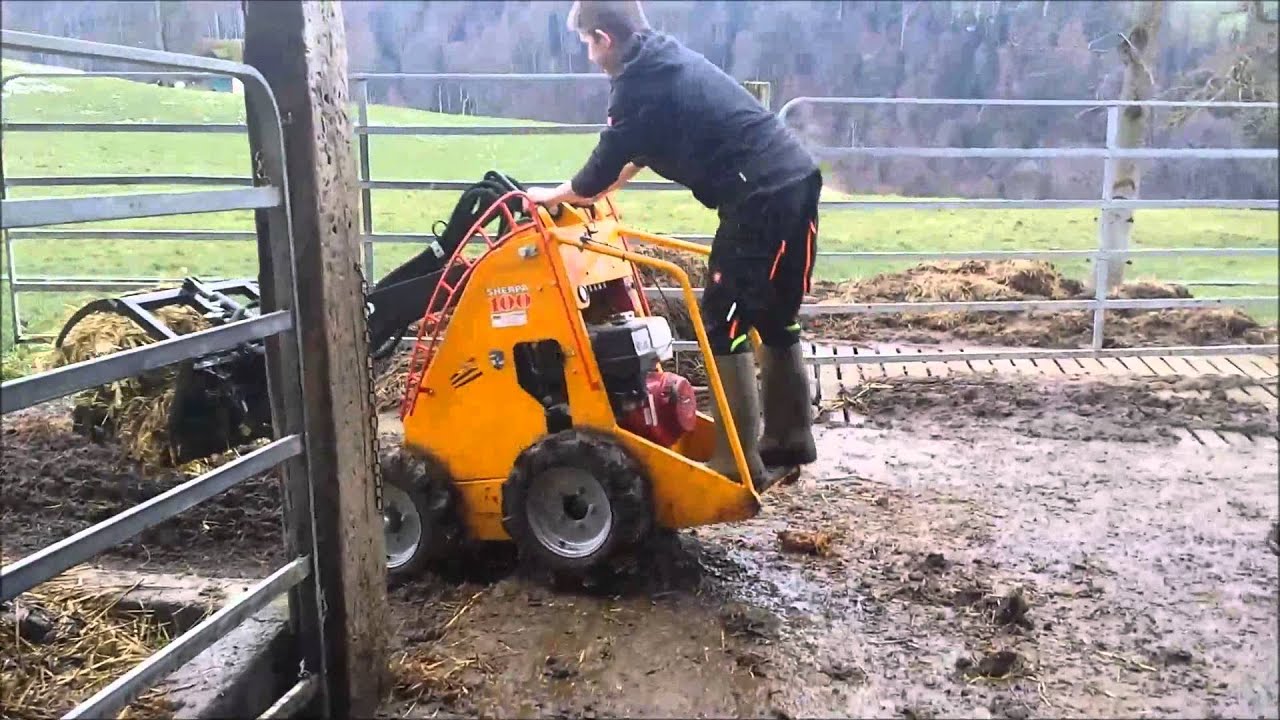 Sherpa 100 beim Ausmisten