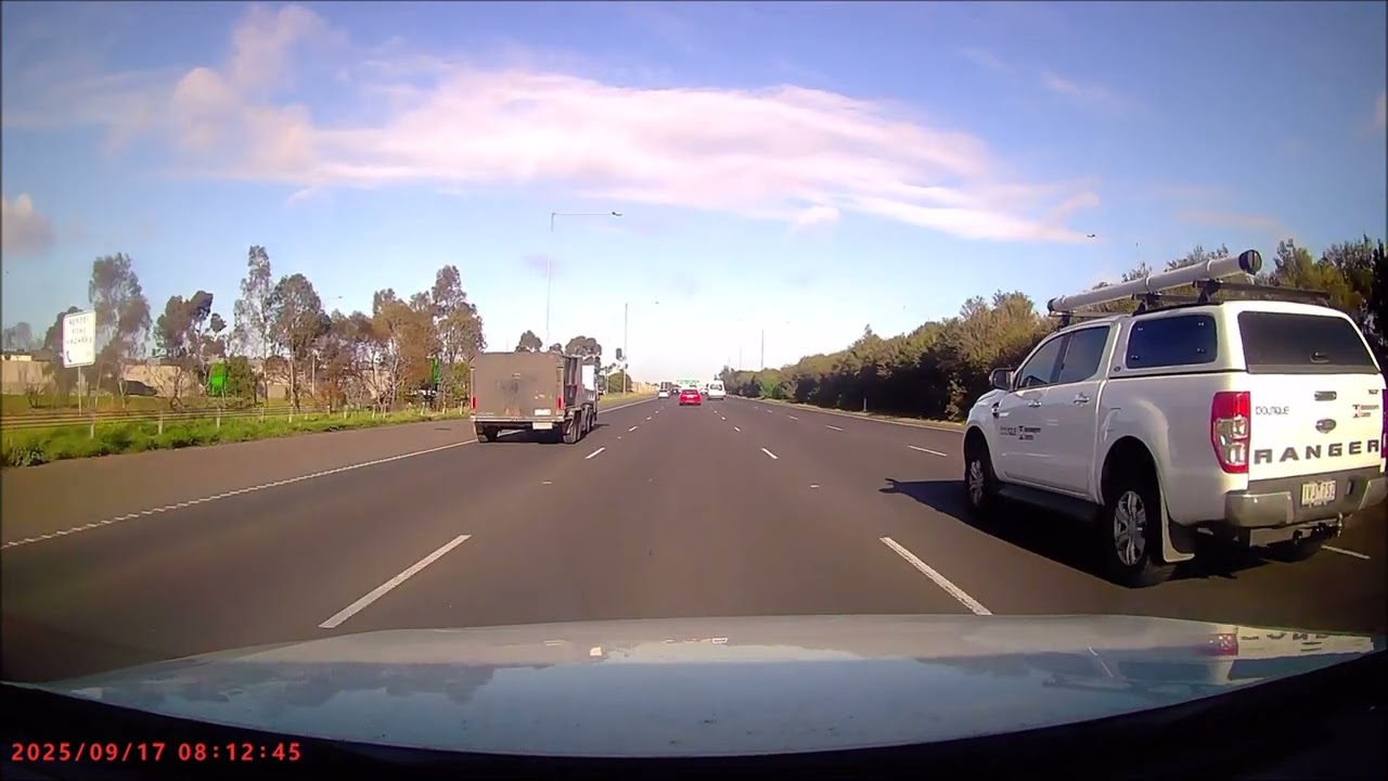 Reckless driver Red Holden Commodore SV6 2025/09/17 08:11:55