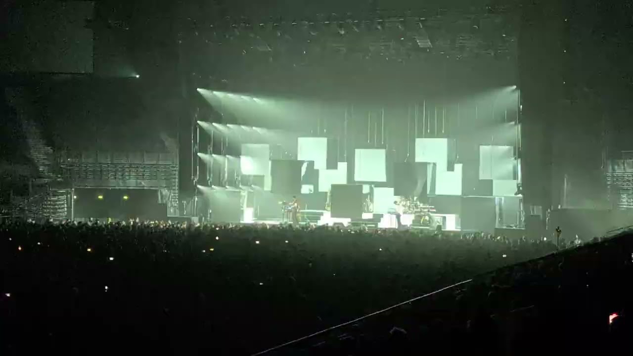 Feu! Chatterton - Sous la pyramide (Intro Live Bercy 2026)
