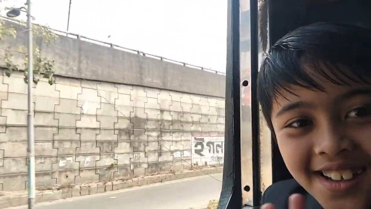 Kami ada di dalam kereta api dan ini adalah kota Dhaka Bangladesh. Ini anak saya Ikram namanya 😊