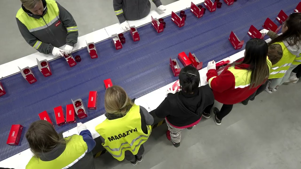 Kompletacja zestaw&oacute;w prezentowych.