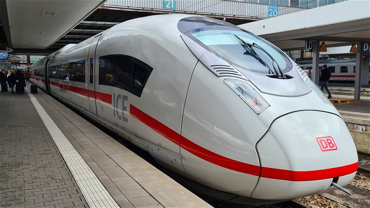 Ein ICE 3 Velaro D erreicht als ICE 621 München Hbf (BR 407)