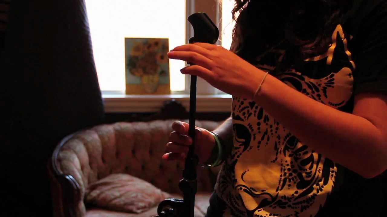 How to set up a mic stand