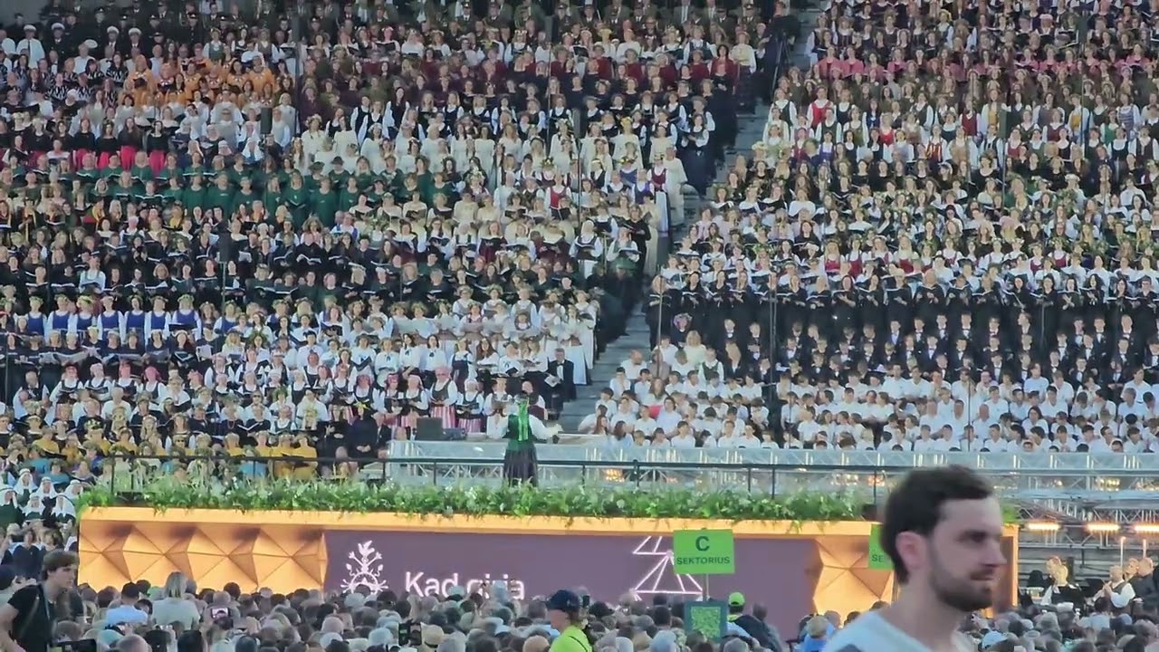 Užaugo liepa. 100-mečio Lietuvos dainų šventė. Vingio parkas 2024