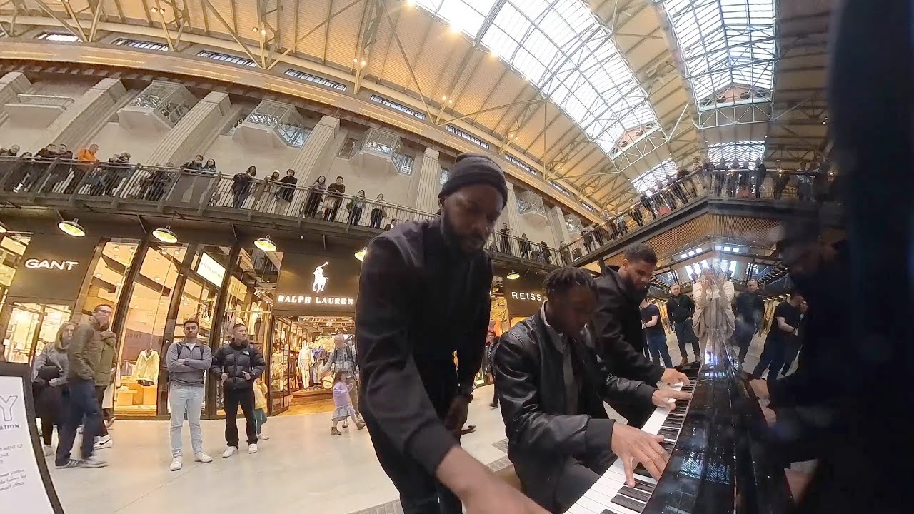 Spontaneous Coldplay medley draws large crowd at the street piano | Fix You/Clocks (6 hands)