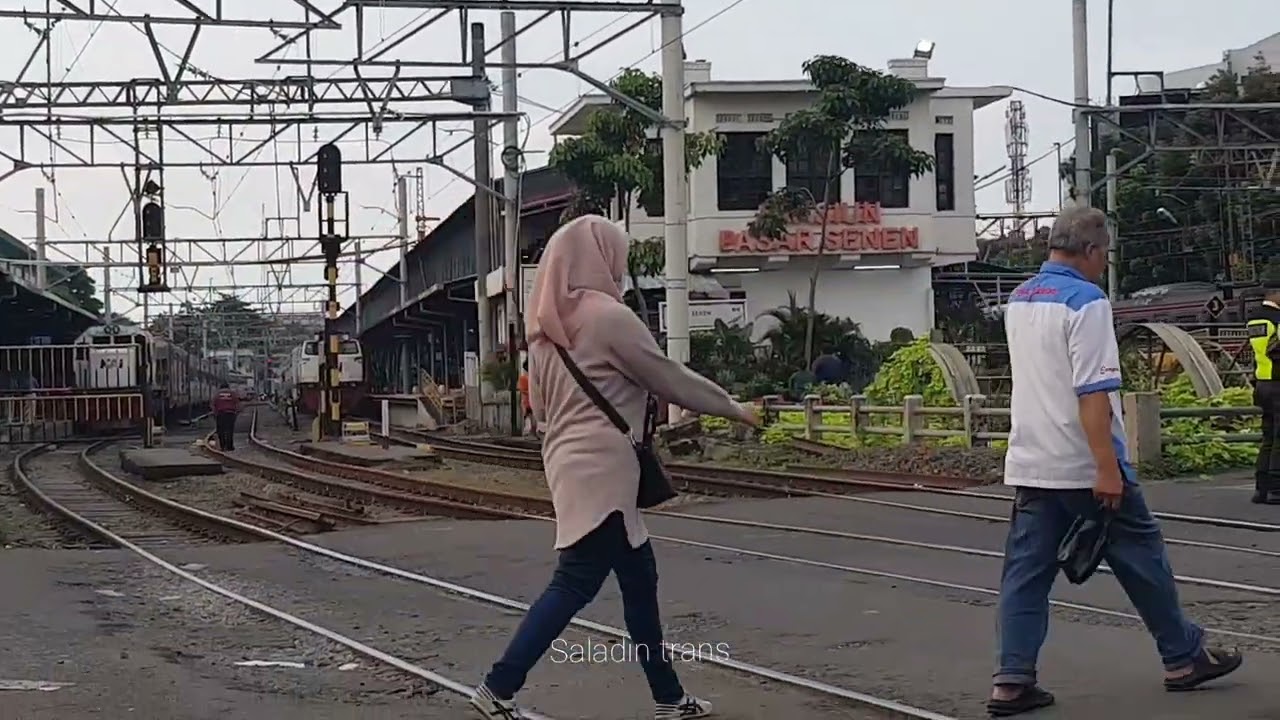 KERETA API STASIUN PASAR SENEN