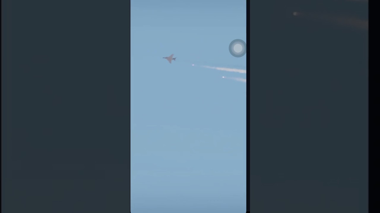 Pilot loses control as missiles approach #shorts #jets #pilot