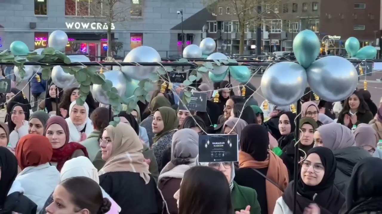 Hollanda Rotterdam'da 800 üniversiteli genç, sokak iftarında buluştu