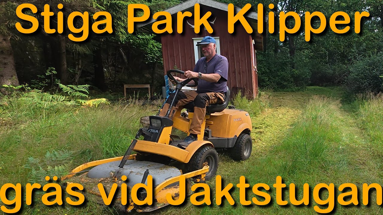 Stiga park klipper gräset vid jaktstugan (Klippa gräset vid jaktstugan med Stiga Park Comfort)