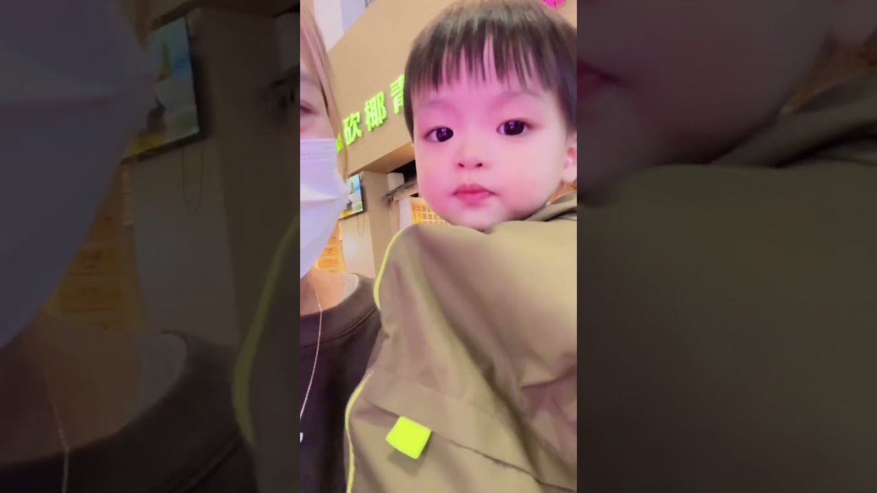 潘爸乐爷vlog：leye宝宝薯条都不吃了跑出去找妈妈好可爱！进入模仿期，搞笑又好萌啊！ baby leye & pan #baby #dadlife #babyboy #family