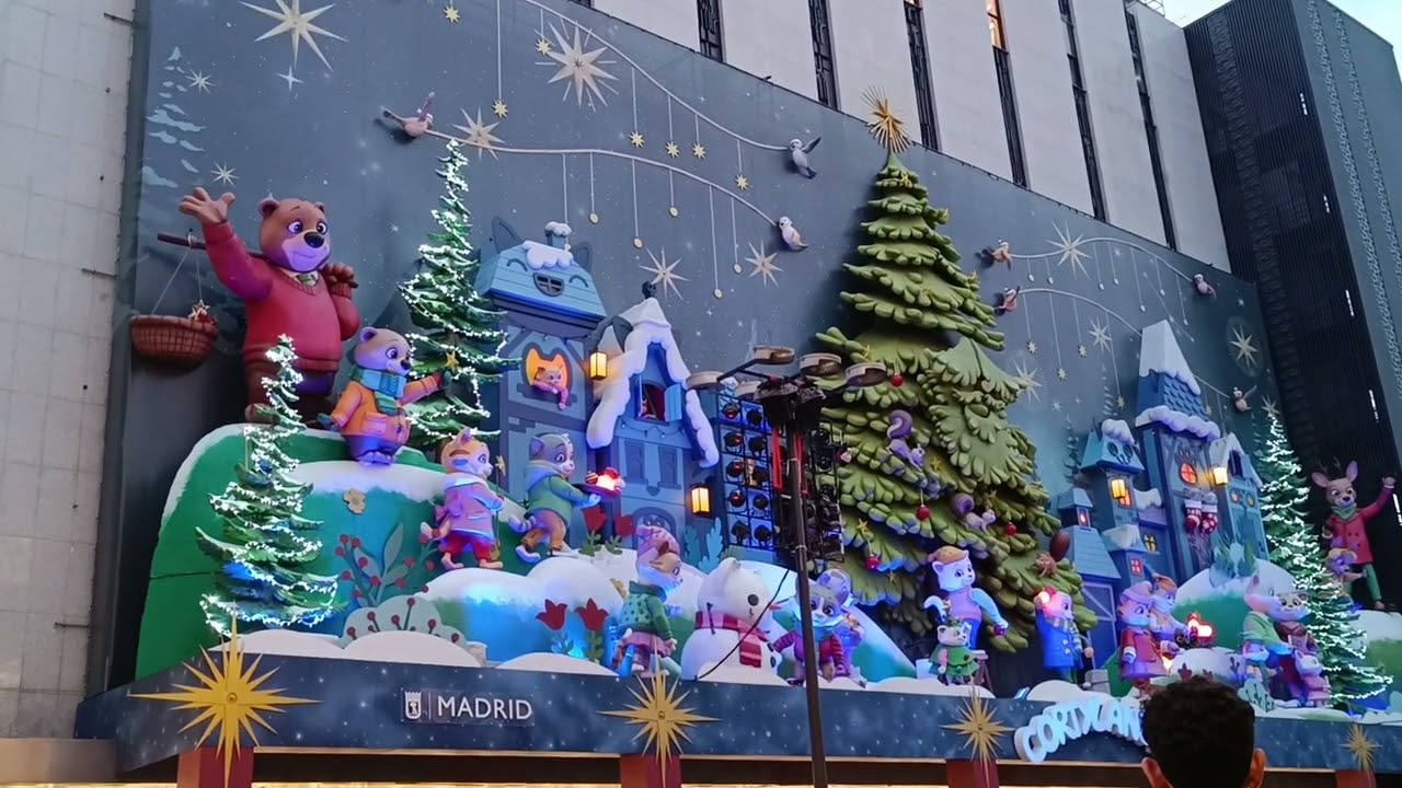 Es Navidad. Cortylandia en la fachada del Corte Inglés de Madrid.30/12/2023