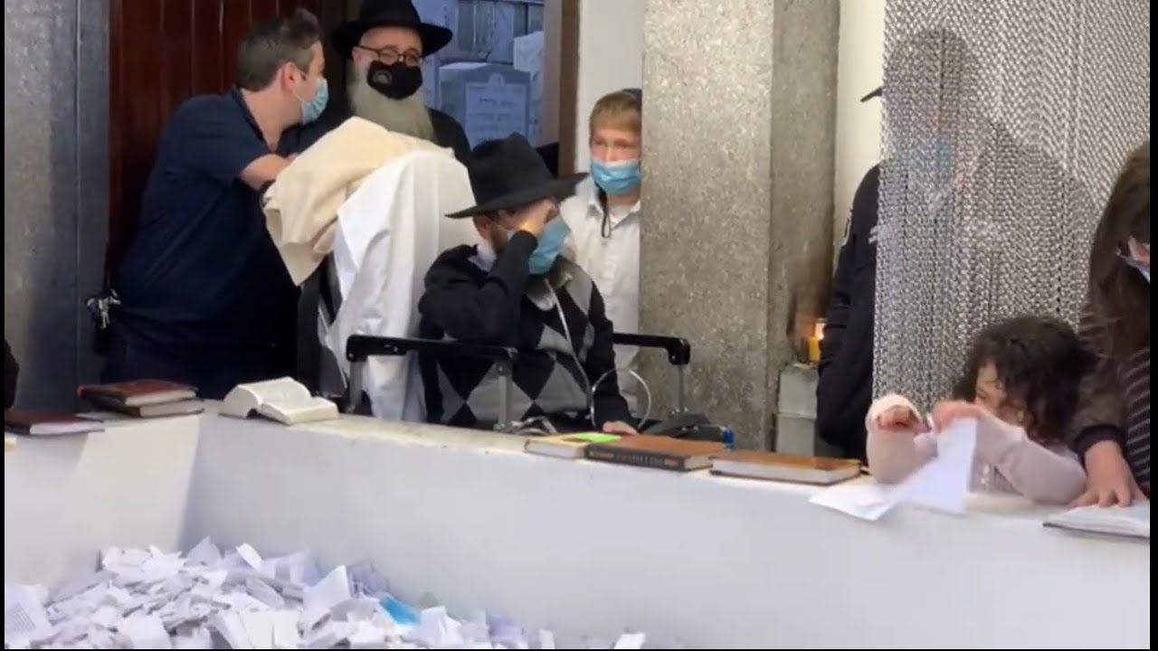 Yudi Dukes emotional visit to the Ohel