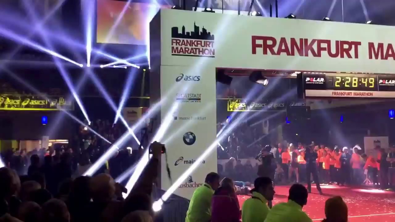Frankfurt Marathon Messehalle 2015 Zieleinlauf - Arne Gabius Rekord