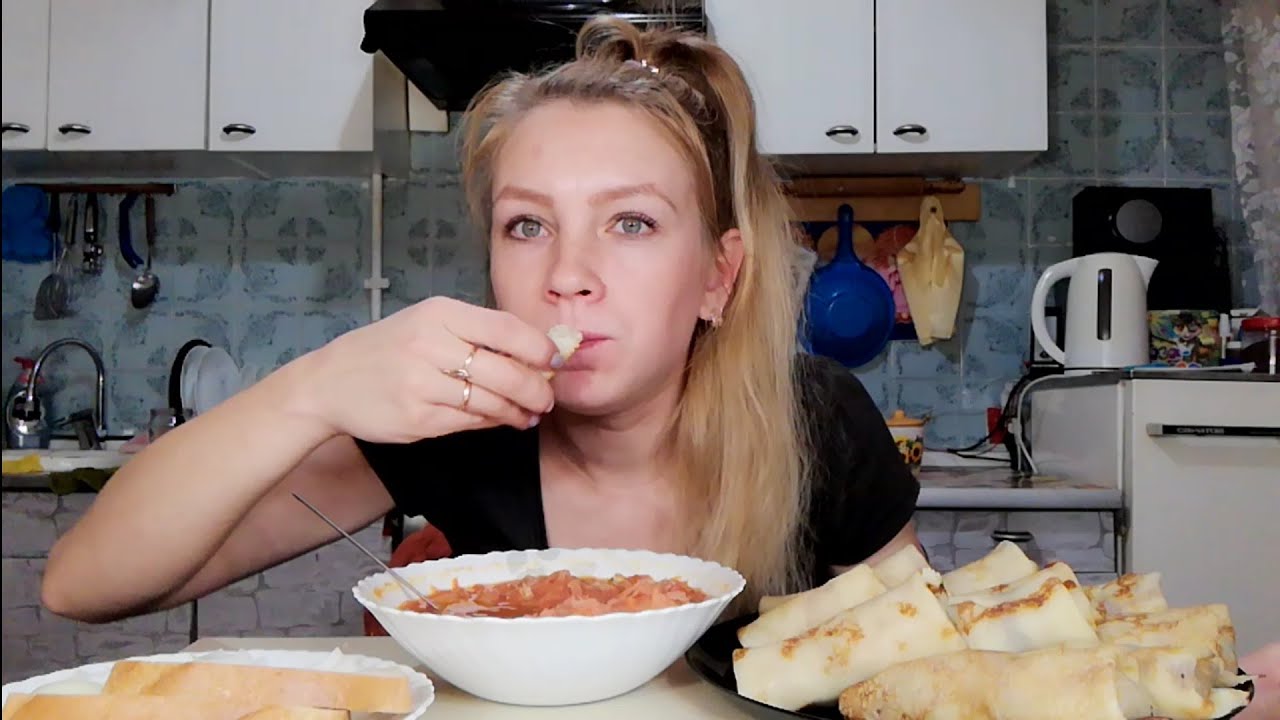 Мукбанг //борщ //блины с грибами.//Встала на весы🤷‍♀️
