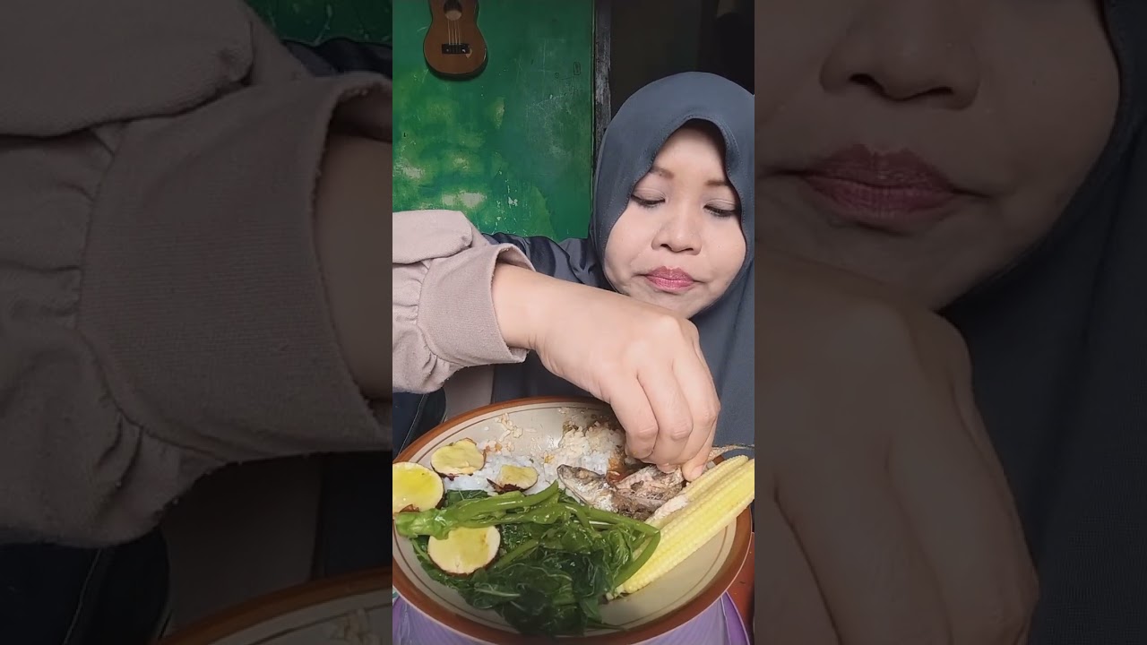 Makan siang dulu pakai lalapan..