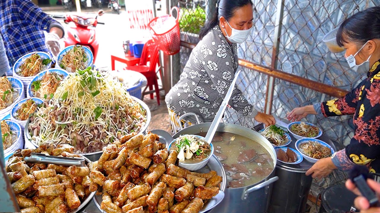 Khó cưỡng nỗi Xe Bún Nước Lèo chả giò trộn nhiều rau xanh, heo quay món ăn dân dã miền quê siêu ngon