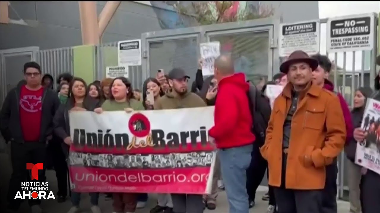 Estudiantes protestan en Los Ángeles para exigir el regreso de un maestro latino despedido