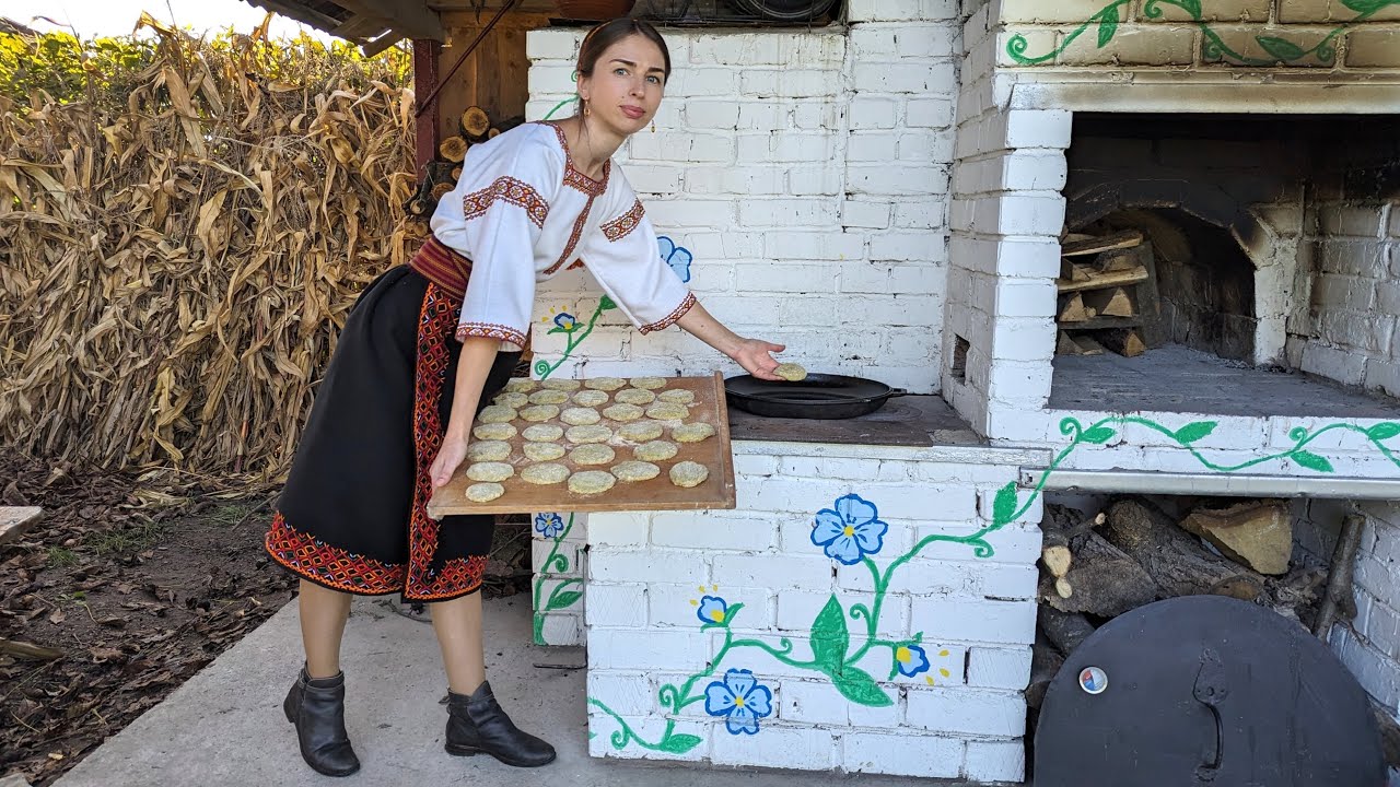 Женщина живет в деревне. Готовит традиционную еду на дровяной кухне. Украинские старинные рецепты