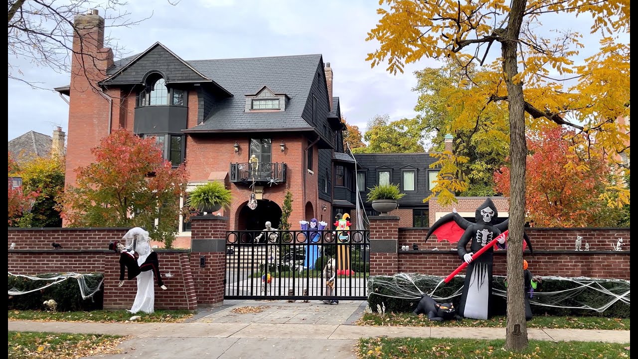 (4K) Halloween Weekend Walk 2023 - Fall Foliage & Creepy Decorations 🎃 in Toronto
