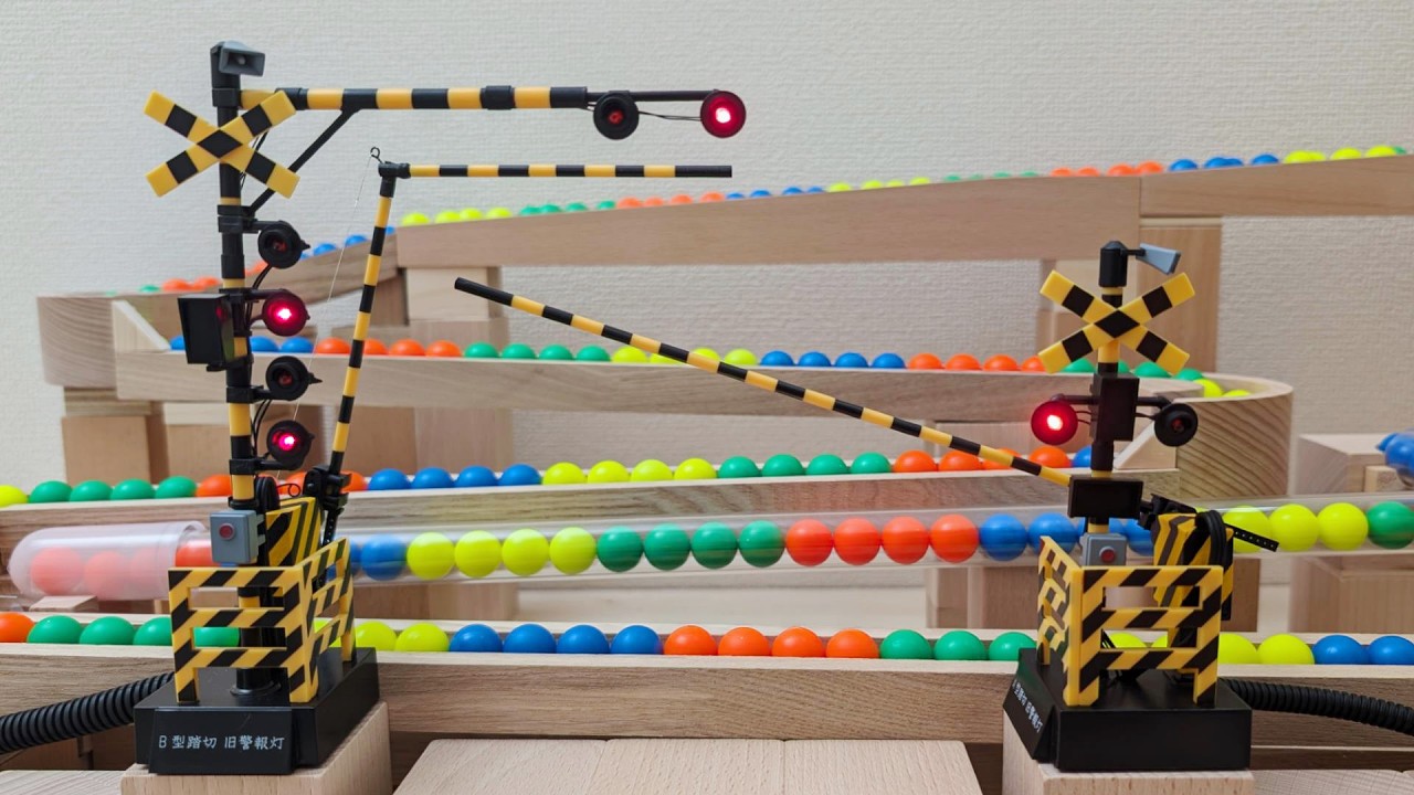 マーブルランレース☆2つの踏切＋透明パイプの発射台＋超くねくねボード＋HABA＋キュボロ
