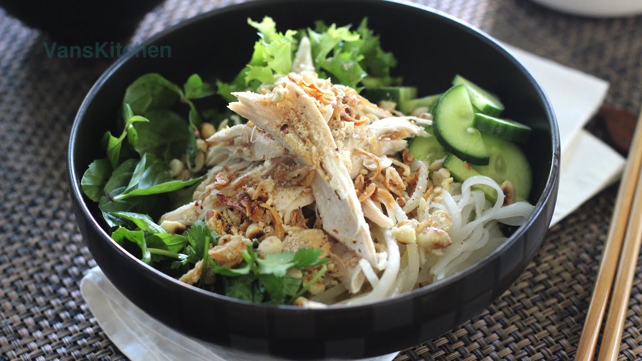 Vietnamese chicken noodle salad (Phở trộn Hà Nội)