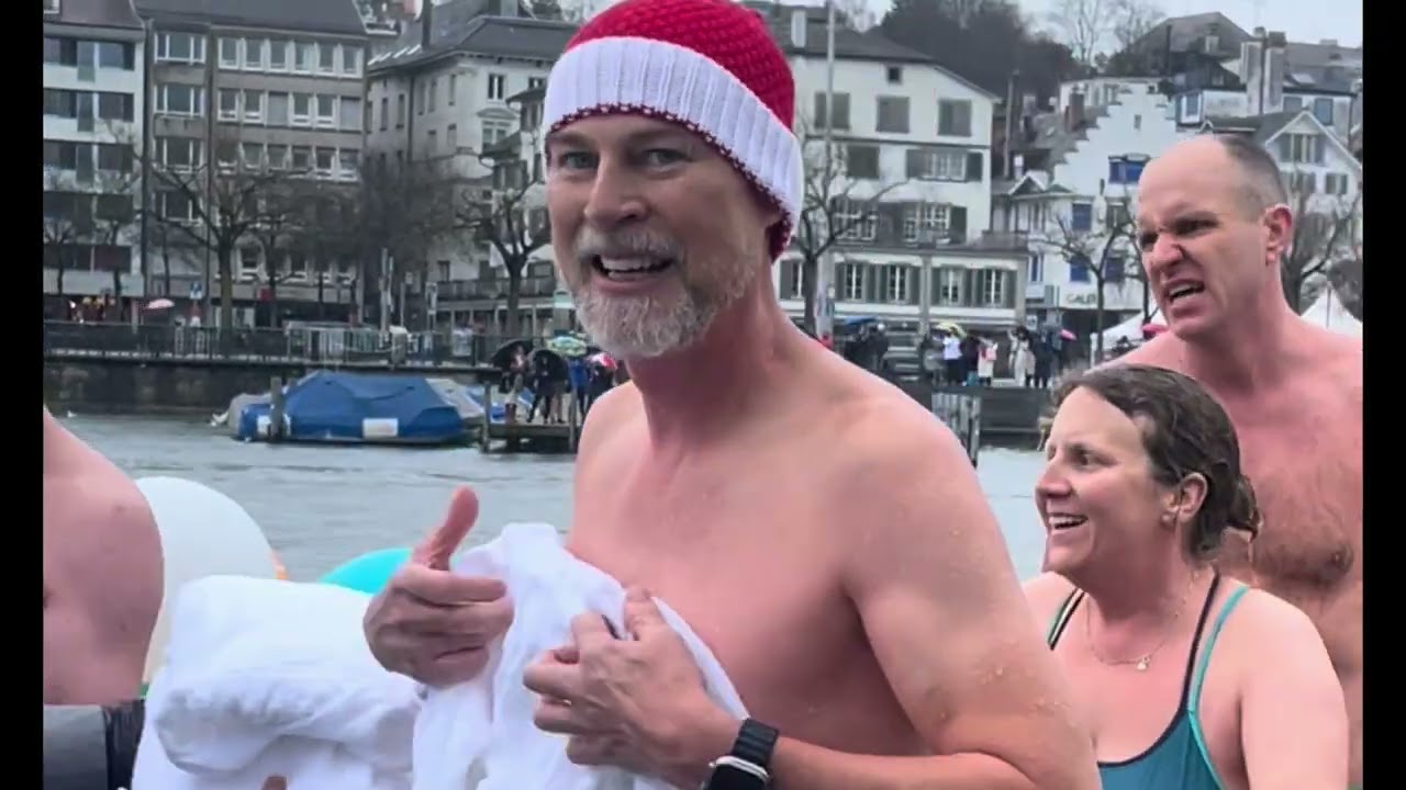  ZÜRCHER SAMICHLAUSSCHWIMMEN Santas  🎅🧑‍🎄🤶🏻 swimming in Zurich Limmat  