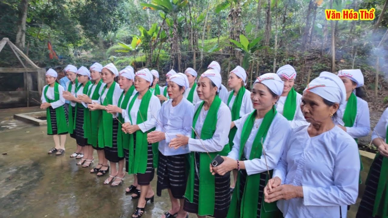 Lễ dâng hương.giếng Bó.￼ di tích lịch sử tâm linh.￼xã giai Xuân 