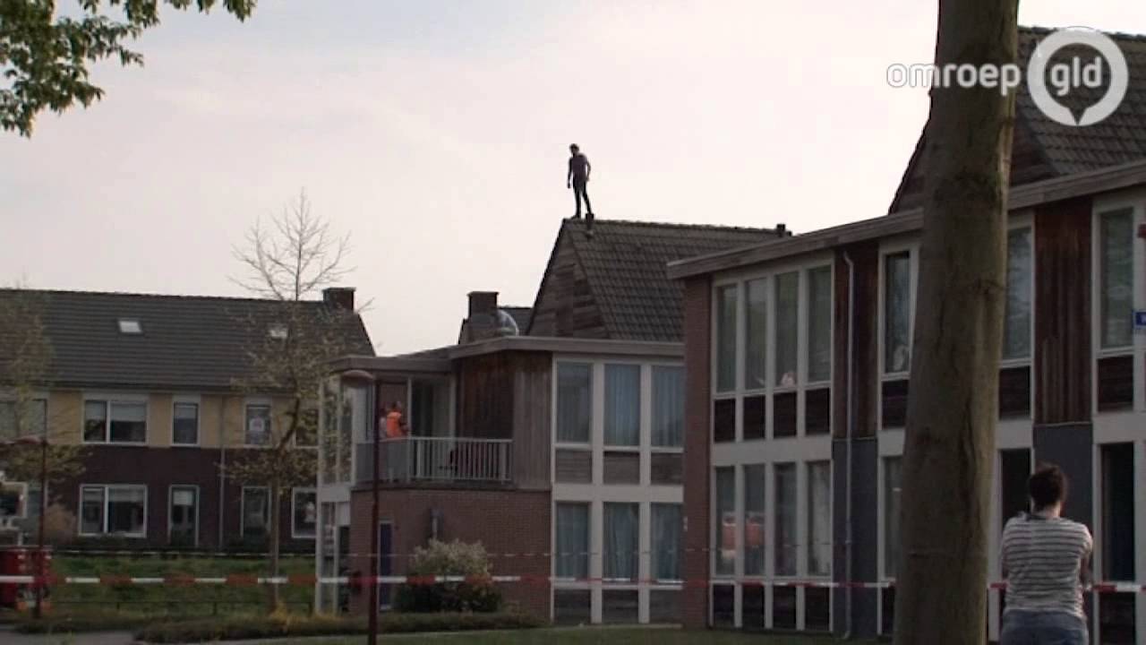 Boze asielzoekers zitten 5 uur lang op dak azc Winterswijk