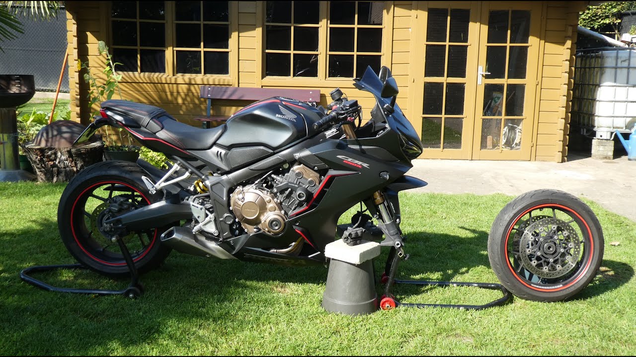 Honda CBR650R : front wheel removal