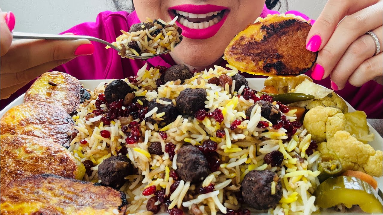 Asmr eating rice with meatballs| موکبانگ پلو مخلوط شیرازی با ته دیگ سیب زمینی و ترشی